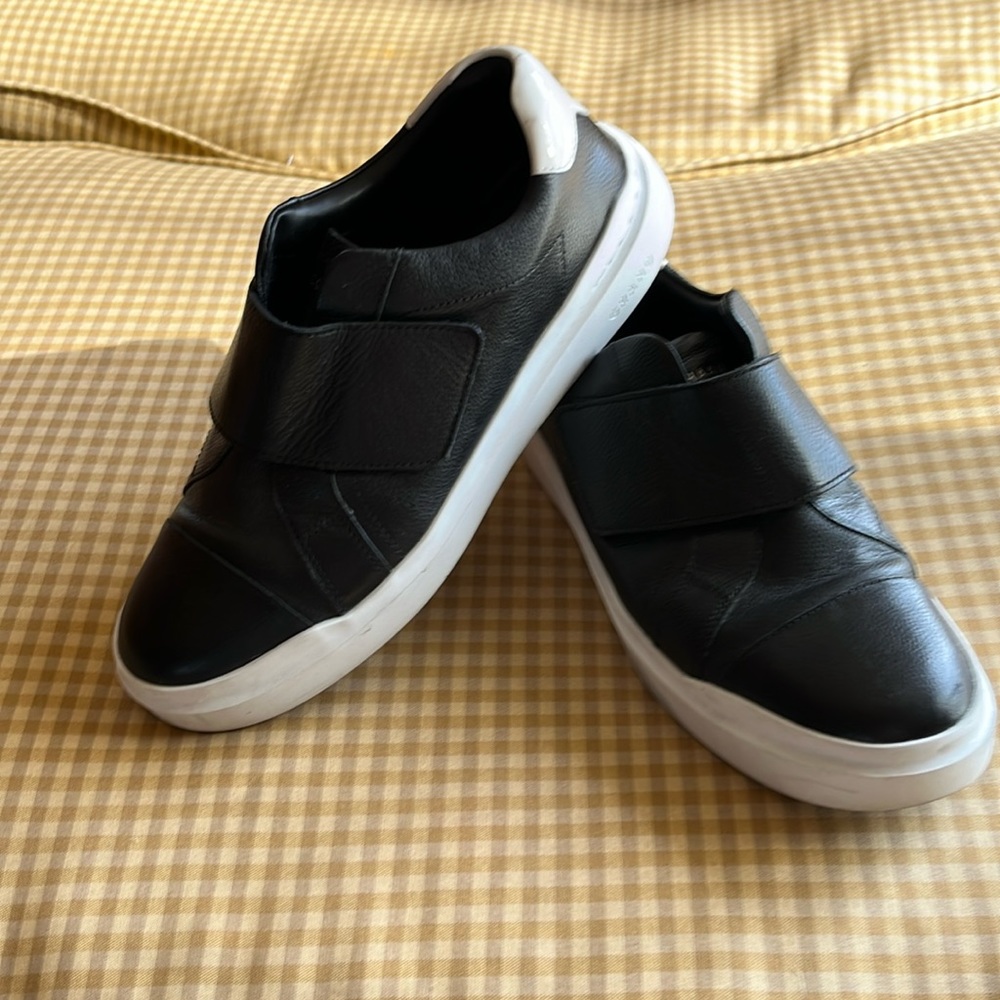 Like new, Cole Haan black sneakers Women size 8
